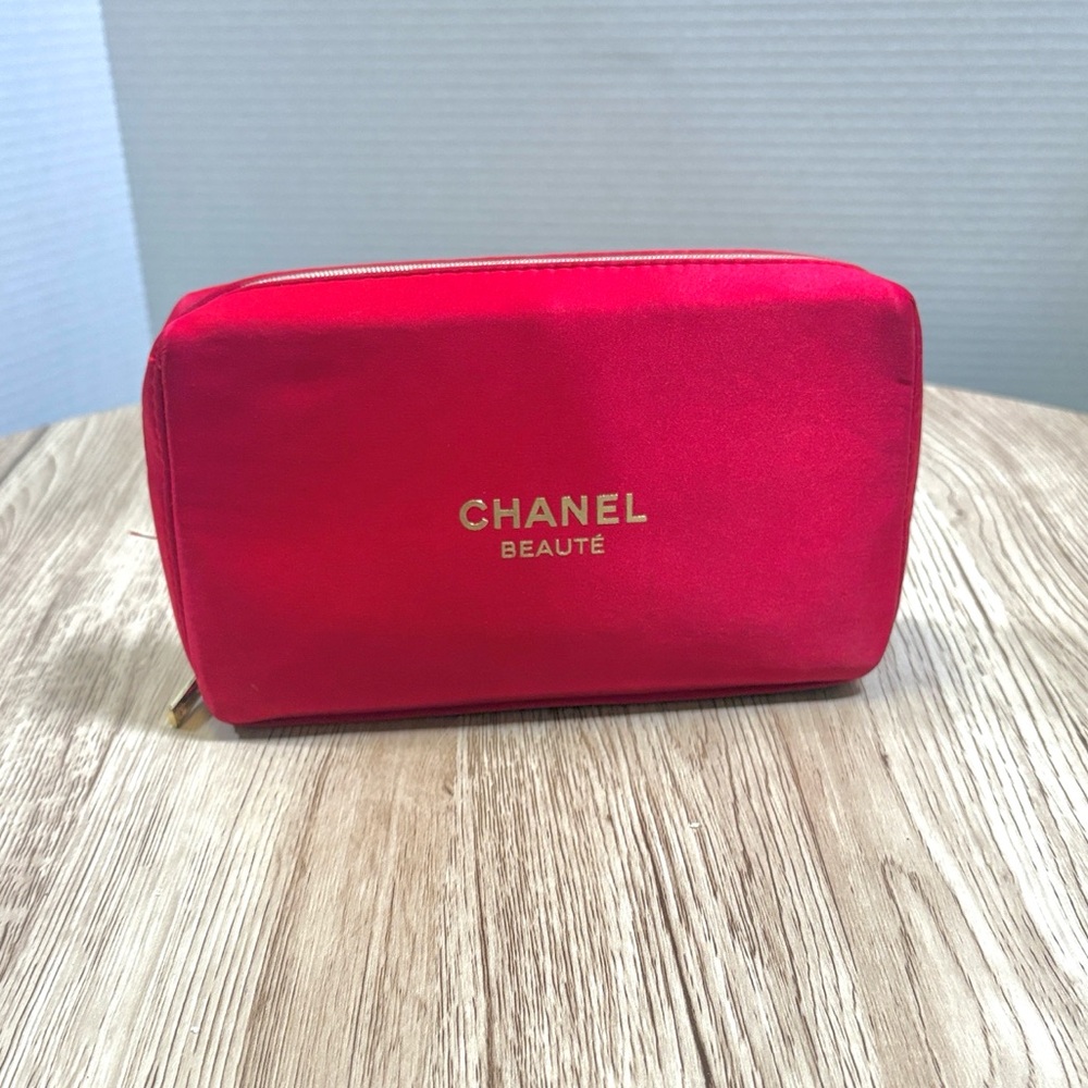 CHANEL Beauté Bold Red Makeup Pouch